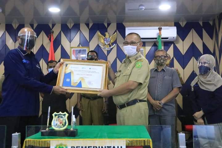 Sukses Laksanakan SP Sistem Online, Akhyar Terima Penghargaan dari BPS Sumut