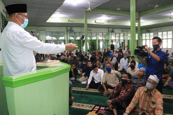 Akhyar Ajak Pedagang dan Pembeli di Pusat Pasar Putus Penyebaran Covid-19