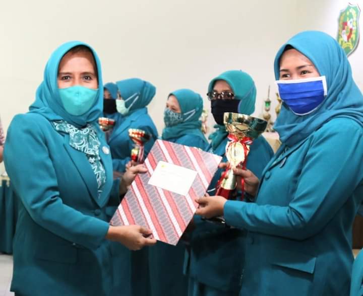 Nurul Akhyar Serahkan Hadiah Pemenang Lomba HKG dan PKK KB Kes