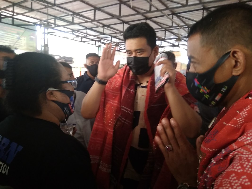 Bobby Nasution, Bersama Ketum Re-Born Diulosi dan Ditaburi Boras Si Pir Ni Tondi di Pasar Pringgan