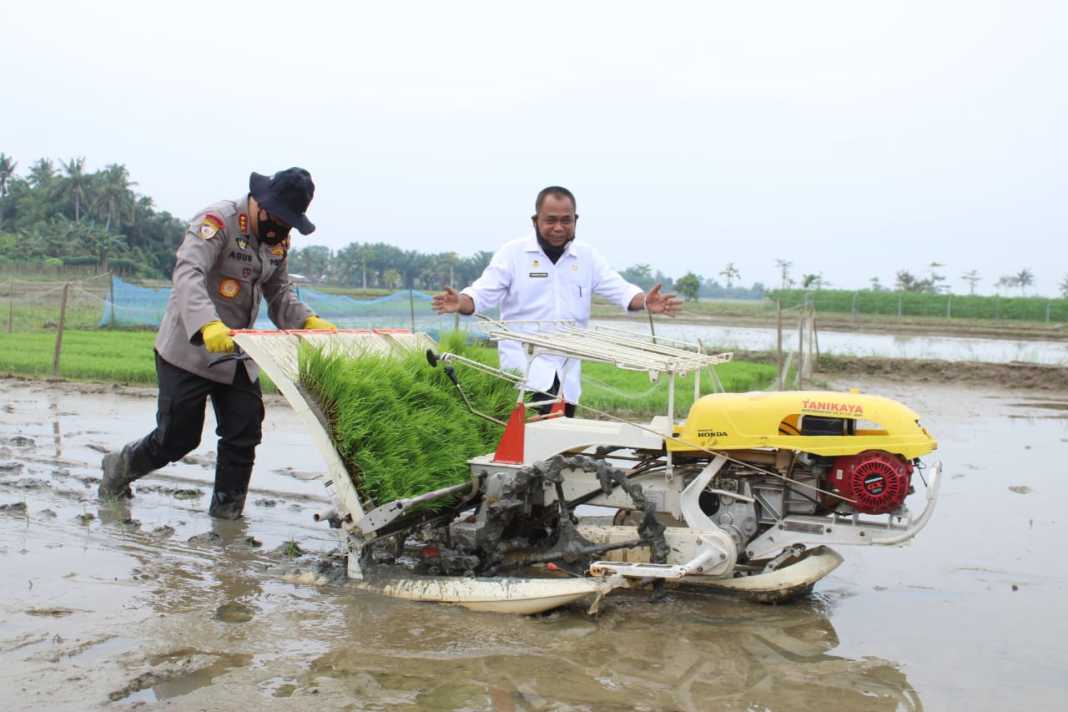 Kabaharkam Polri, Bagikan Alsintan & 5 Ribu Masker Di Desa Tangguh Nusantara