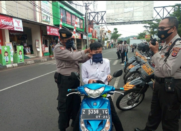 Polres Banjar, Bagikan Masker Gratis kepada Pengguna Jalan