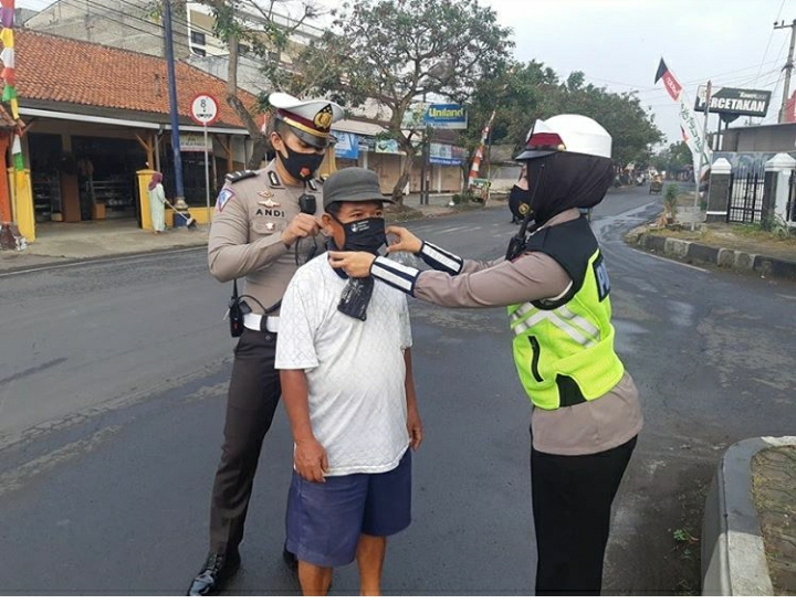 Polwan Polres Banjar, Bagikan Masker Gratis untuk Edukasi Terapkan Protokol Kesehatan
