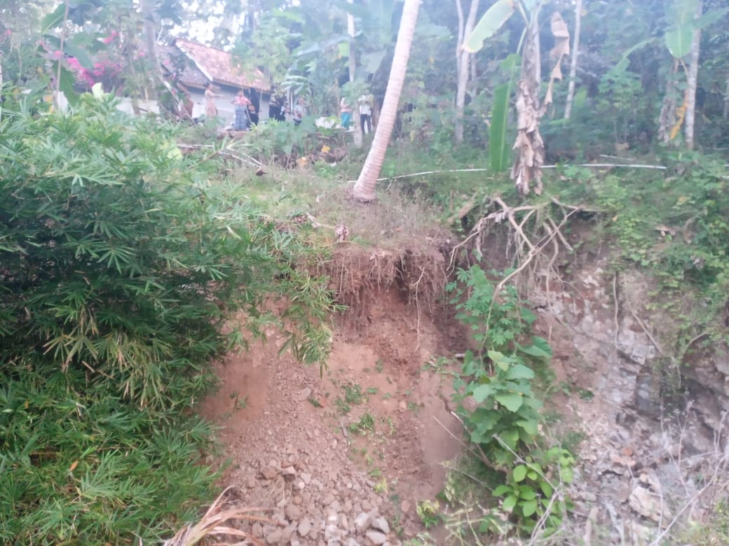 Tebing Sungai Cibegog Longsor, Warga Berharap Segera Diperbaiki