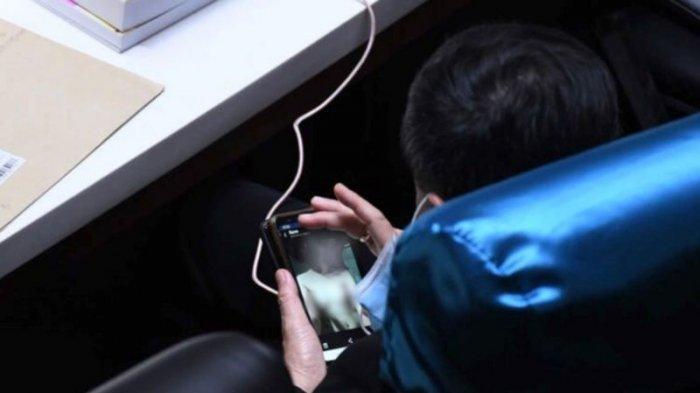 Anggota Dewan Kepergok Lihat Foto Wanita 'Topless' saat Rapat