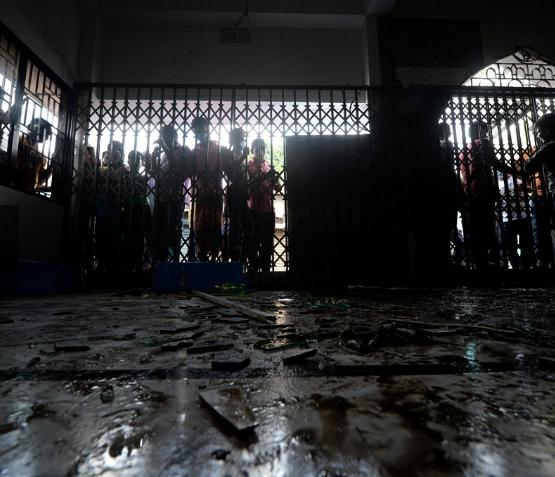 16 Orang Tewas Puluhan Luka Akibat Ledakan di Masjid Bangladesh