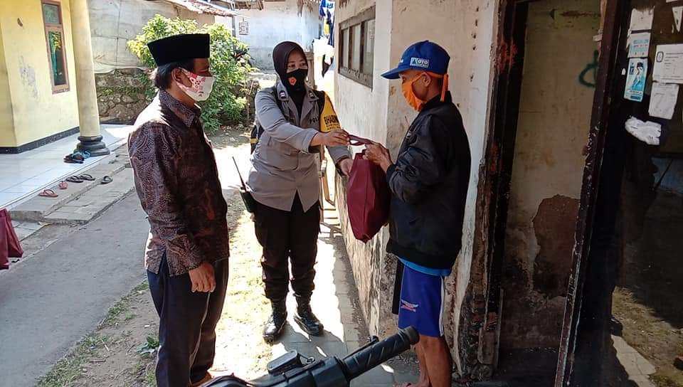 Bhabinkamtibmas Polsek Majalengka Beri Bantuan Untuk Masyarakat Terpuruk Dampak Covid-19