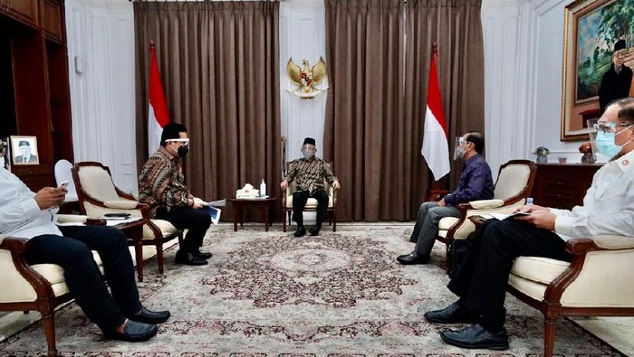 Erick Thohir Lapor ke Ma'ruf Amin Soal Vaksin Halal