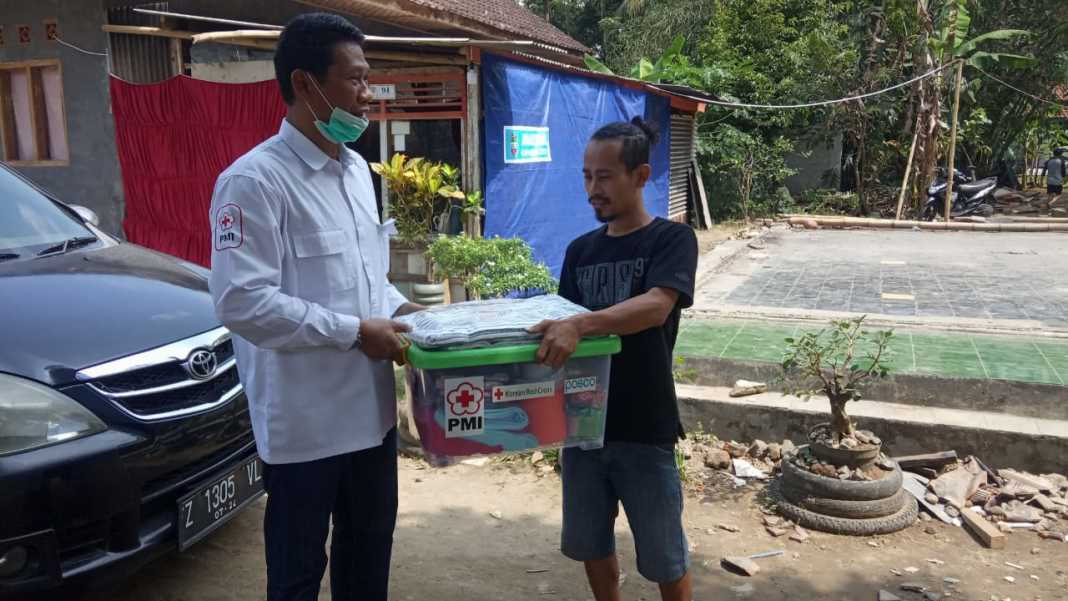 PMI Ciamis Salurkan Bantuan Untuk Korban Kebakaran
