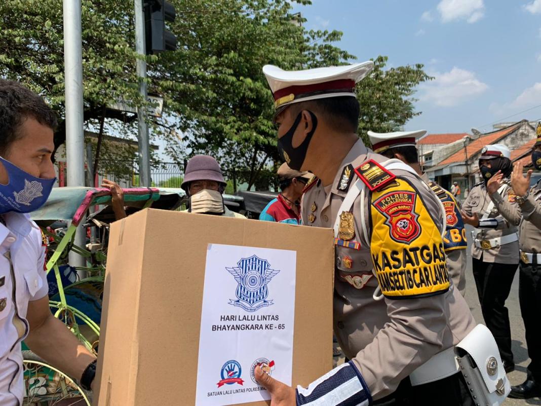HUT ke-65 Polantas, Satuan Lalu Lintas Polres Majalengka Bagikan Sembako