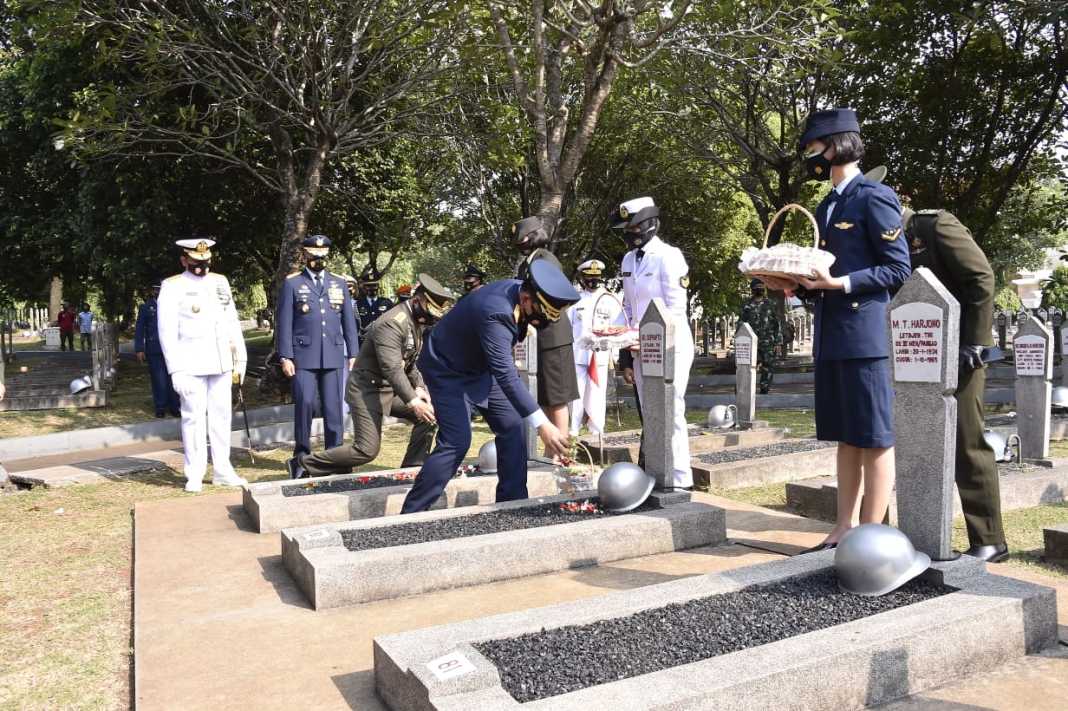 Jelang HUT Ke-75 TNI, Panglima TNI Ziarah ke Taman Makam Pahlawan Nasional Kalibata