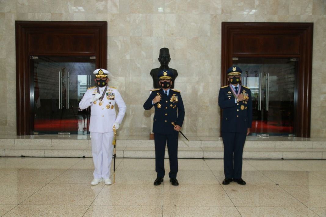 Panglima TNI Hadi Tjahjanto, Sematkan Bintang Kehormatan Republik Indonesia Kepada Kasal dan Kasau