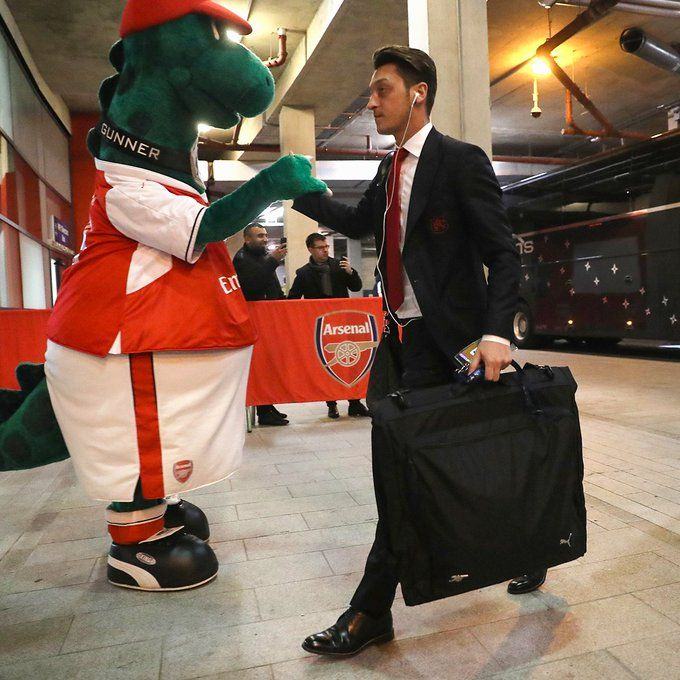 Ozil Tanggung Gaji Maskot Arsenal Yang Dipecat