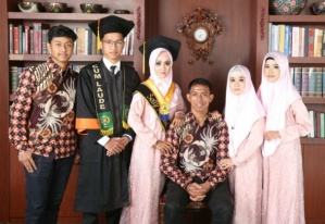 Anak Pedagang Kelapa Lulus Cumlaude, Ini Cerita Haru Orang Tuanya