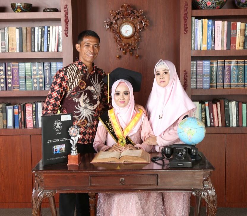 Anak Pedagang Kelapa Lulus Cumlaude, Ini Cerita Haru Orang Tuanya