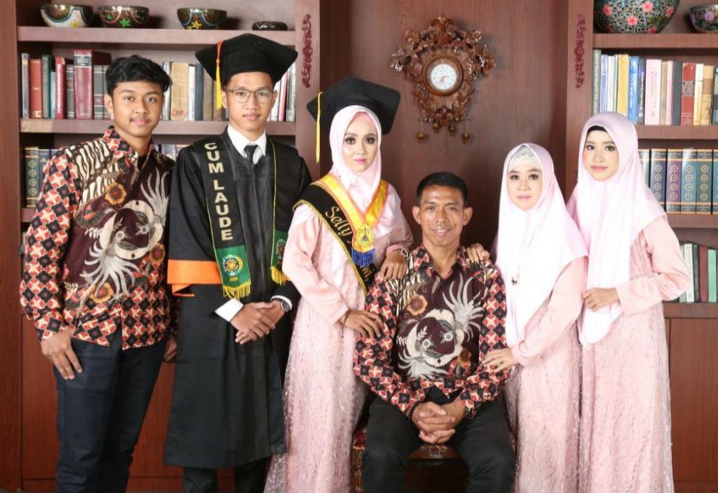 Anak Pedagang Kelapa Pasar Petisah, Lulus Cumlaude di USU dan USM