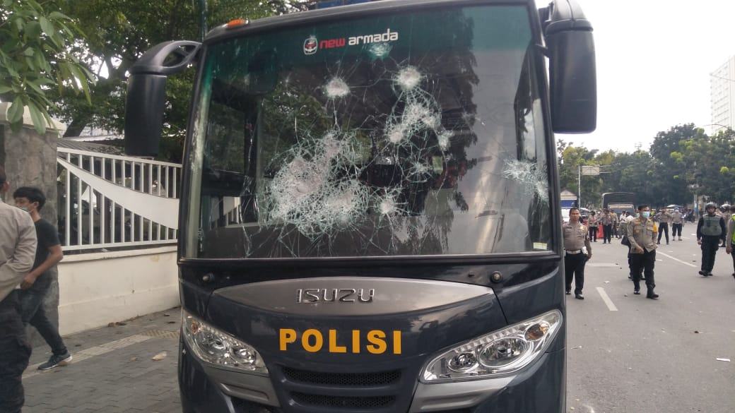 Demo Omnibus Law di Medan, Sejumlah Kendaraan Dinas Polda Sumut Dirusak Massa