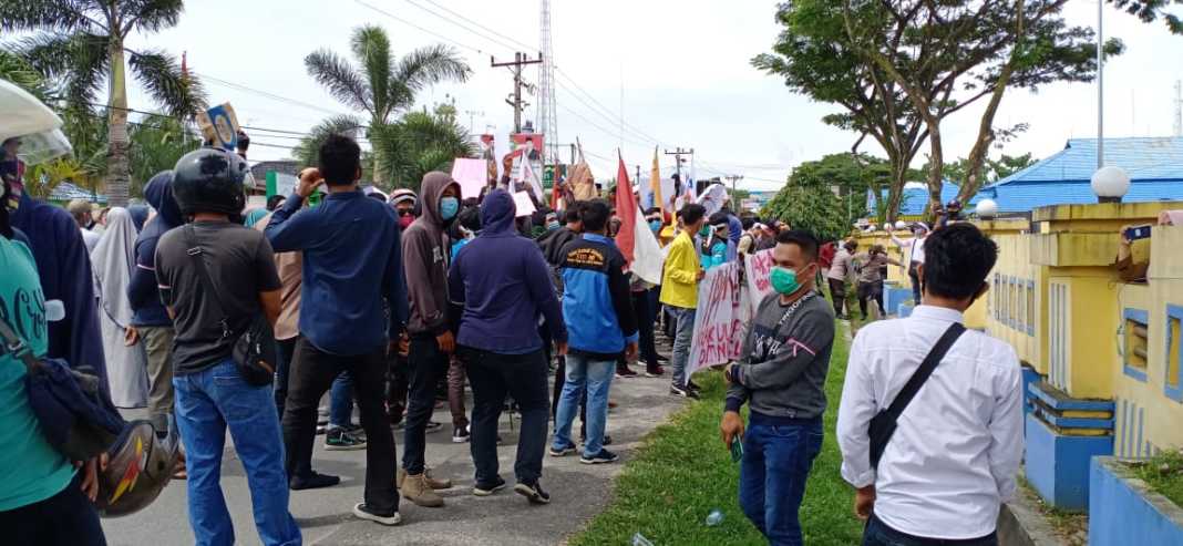 Demo Tolak Omnibus Law Batu Bara, Polisi Amankan Puluhan Orang yang Buat Anarkis (2)