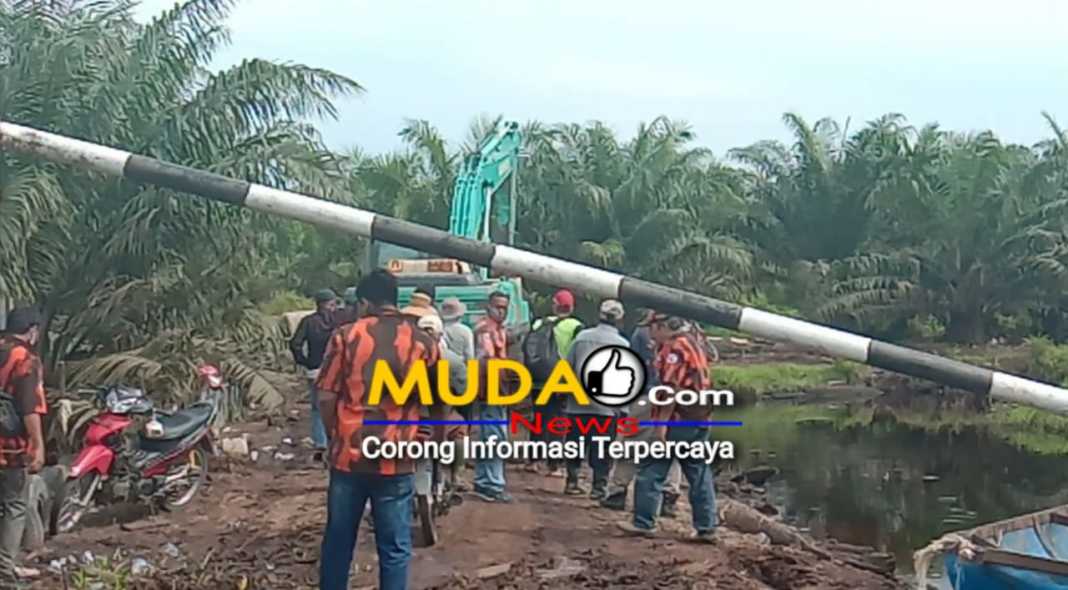 Dituding Hendak Garap Lahan Masyarakat, Beko Milik PT Blungkut Jaya Merbau Diusir Warga