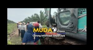 Dituding Hendak Garap Lahan Masyarakat, Beko Milik PT Blungkut Jaya Merbau Diusir Warga (2)