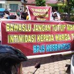 Mamak Mamak Geruduk Bawaslu Medan Tuntut Pengintimidasi Warga Ditindak