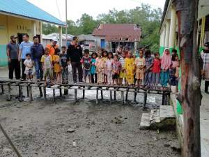 Kadis Pendidikan Langkat, Kunjungi Siswa yang Sedang Belajar Luring di Pulau Kampai