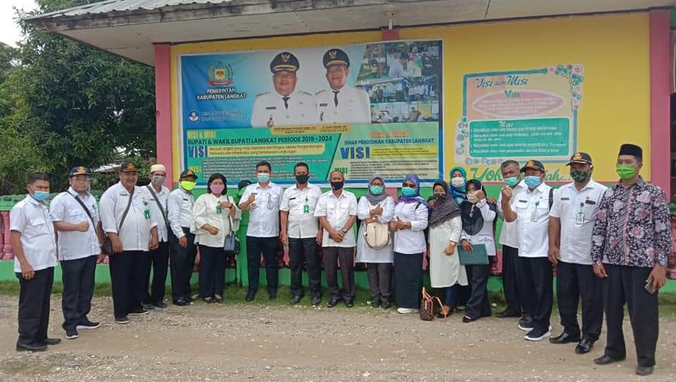 Kadis Pendidikan Langkat, Kunjungi Siswa yang Sedang Belajar Luring di Pulau Kampai