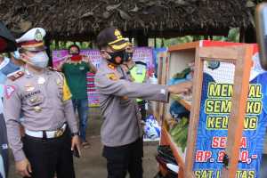 Kapolres Sergai melihat Personil Unit Dikyasa menjual bahan sembako berkeliling dengan mengendarai sepeda motor