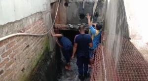 Lurah Padang Matinggi, Bersama Tim Damkar Jebolkan Gorong-Gorong