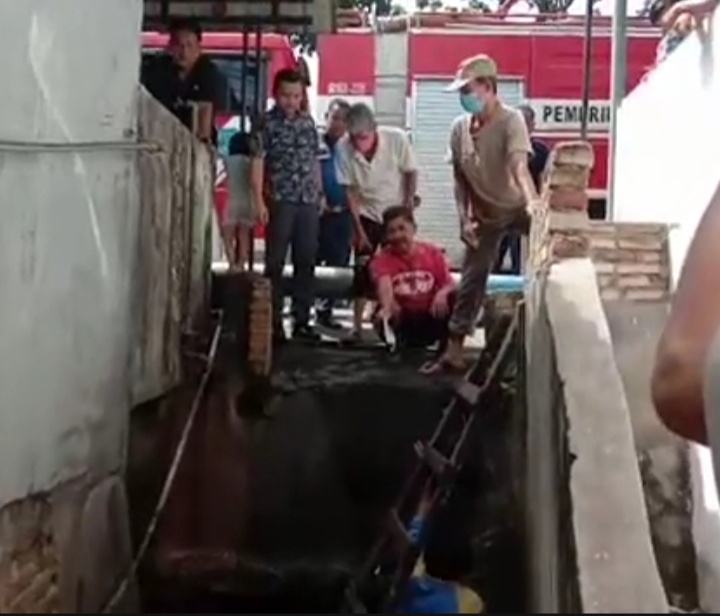 Lurah Padang Matinggi, Bersama Tim Damkar Jebolkan Gorong-Gorong