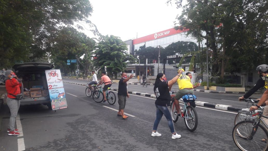Relawan Bonus, Berbagi Minuman Sehat Gratis kepada Warga di Seputaran Eks Bandara Polonia Medan