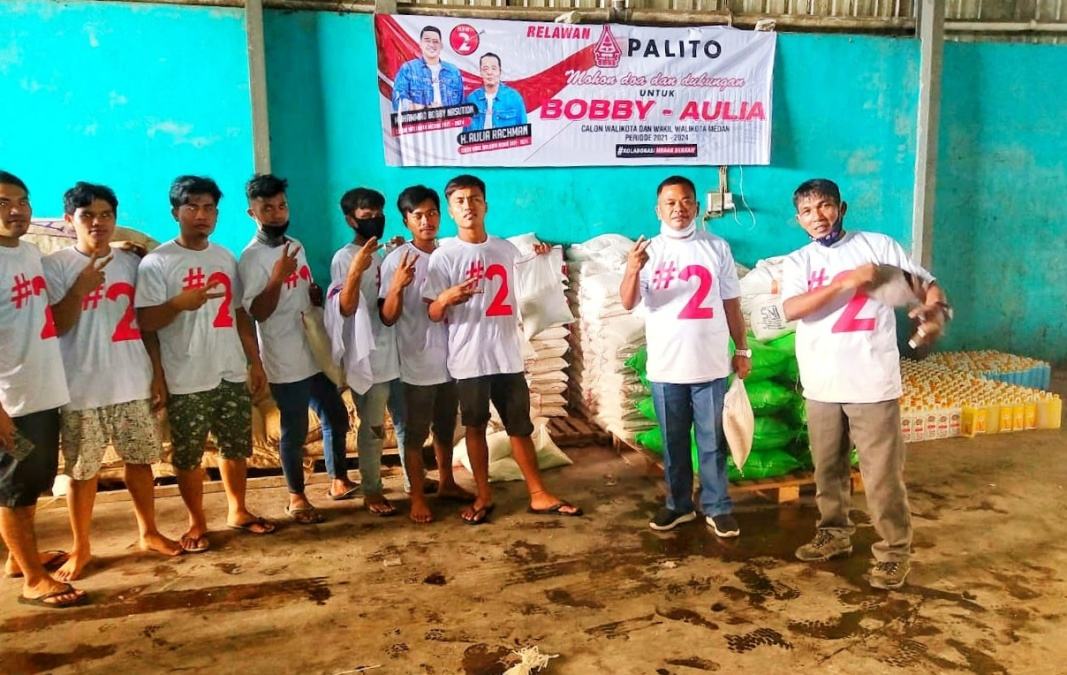 Relawan Palito, Bagikan Sembako kepada Warga