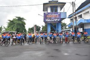 Sambil Bersepeda, Kapolres Banjar Sampaikan Imbauan Protokol Kesehatan