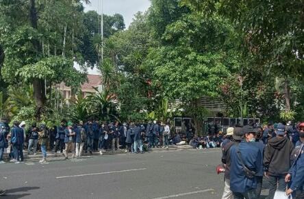 Rumah Dinas Wali Kota Surabaya Tri Rismaharini, Dikepung Mahasiswa dan Pelajar