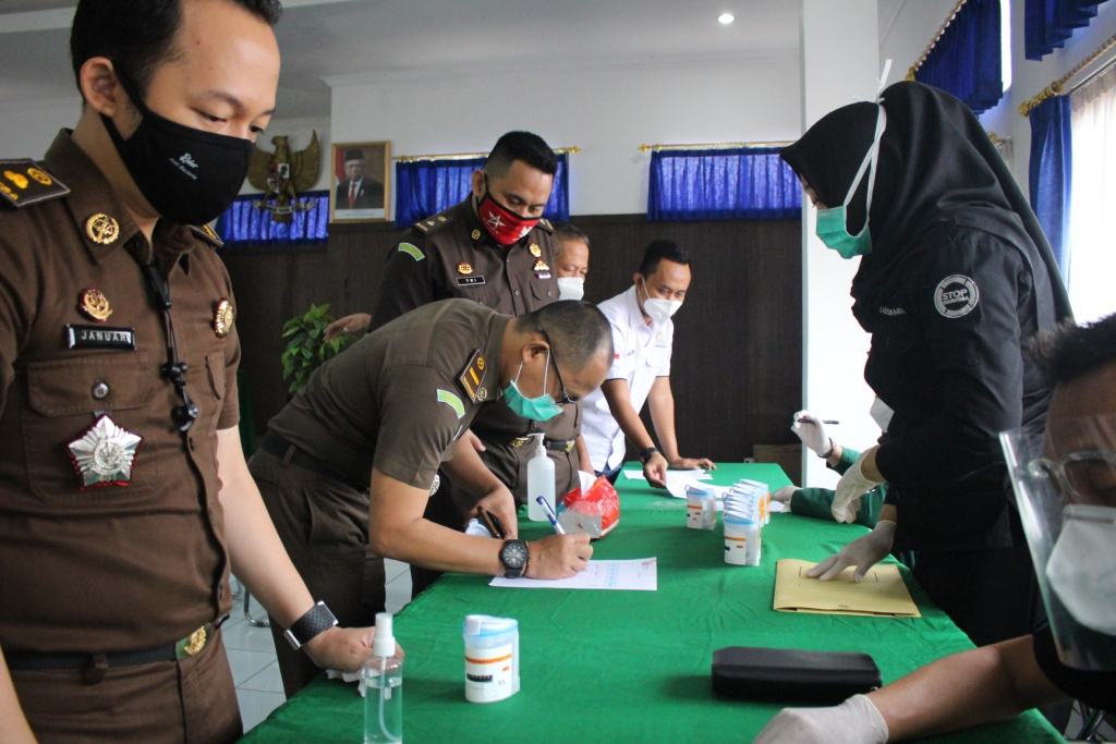 Kejari Ciamis, Lakukan Test Urine ke Seluruh Pegawai