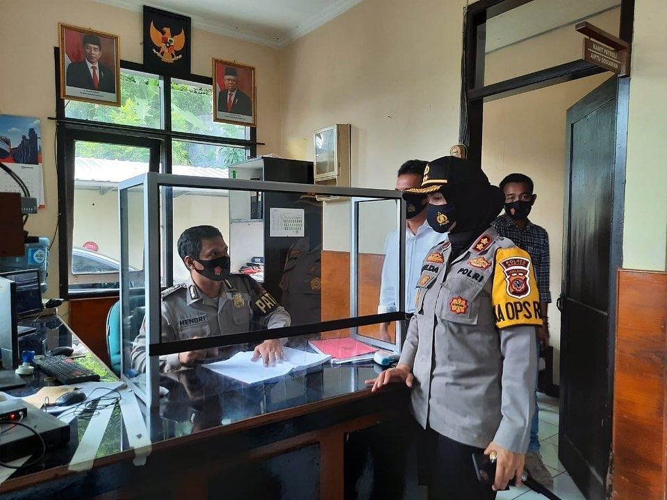 Kapolres Banjar, Instruksikan Jajaran Pasang Penghalang Transparan di Ruang Pelayanan Publik