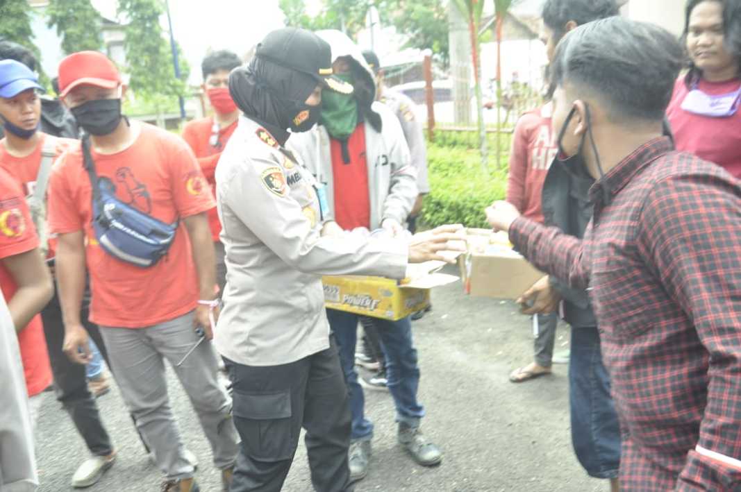 Polres Banjar, Lakukan Pengamanan Aksi Tolak UU Ciptaker dan Bagikan Air Mineral
