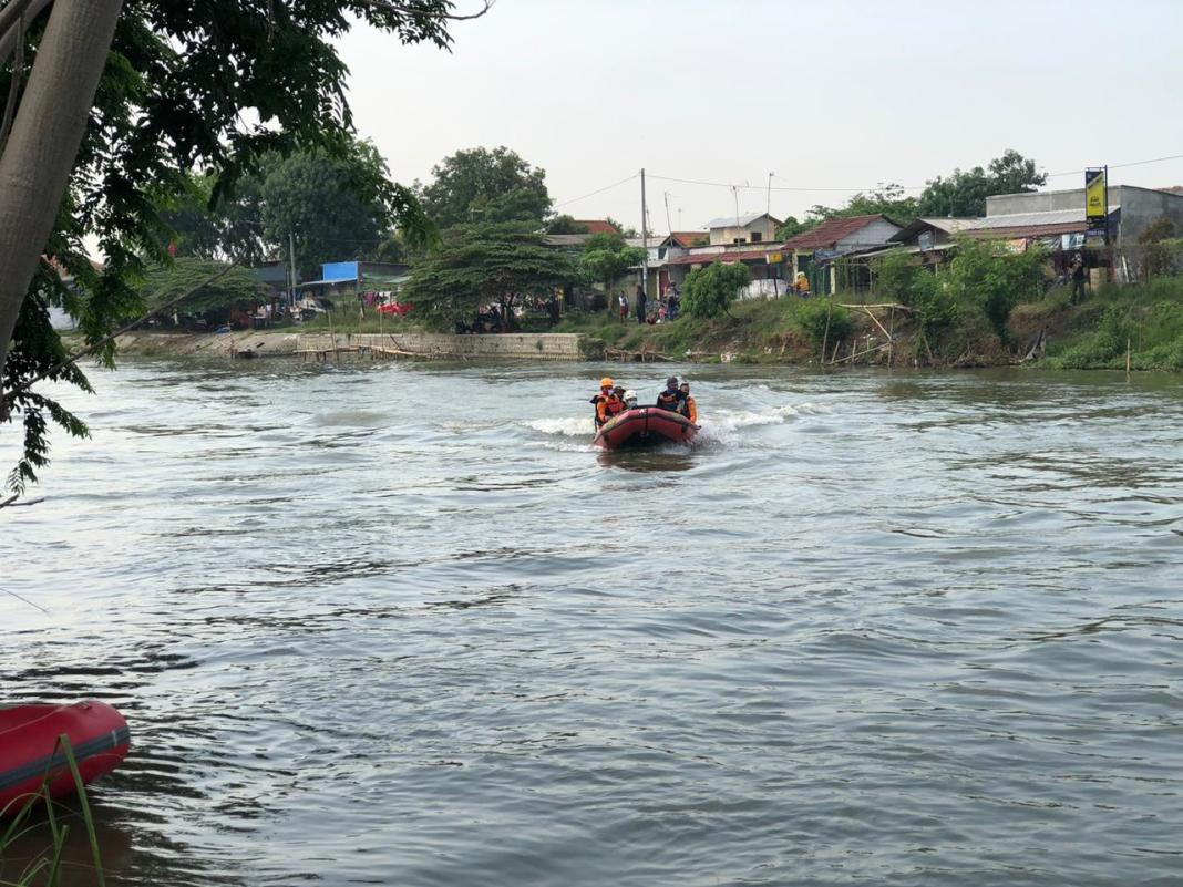 Tim SAR Gabungan, Cari Korban Tenggelam di Sungai Irigasi Jembatan KW 5 Karawang