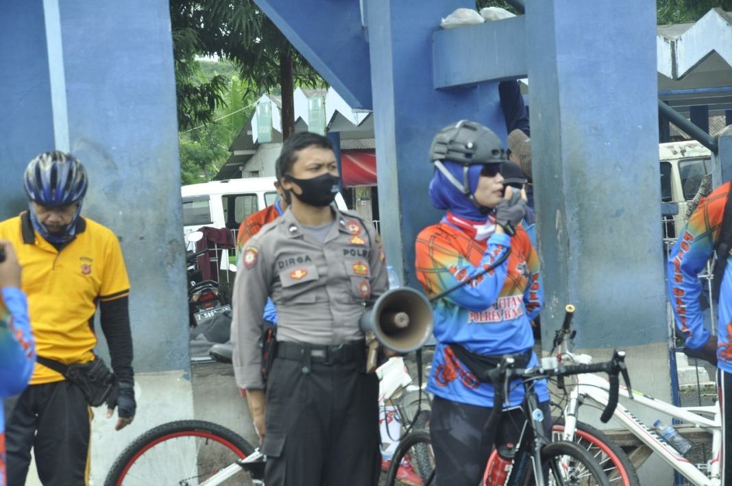 Sambil Bersepeda, Kapolres Banjar Sampaikan Imbauan Protokol Kesehatan
