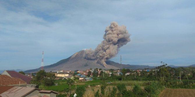 Gunung Sinabung Kembali Erupsi, 3 Kecamatan Terdampak Debu Vulkanik dan Awan Panas