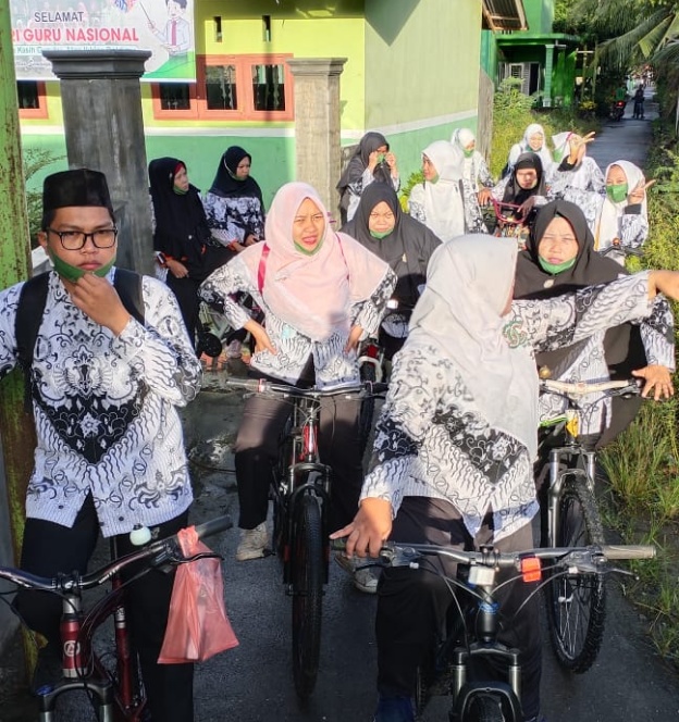 Hari Guru Nasional 2020, Para Guru MIS Miftahul Jannah Binjai Gelar Gowes Sambil Bagikan Sayur Mayur