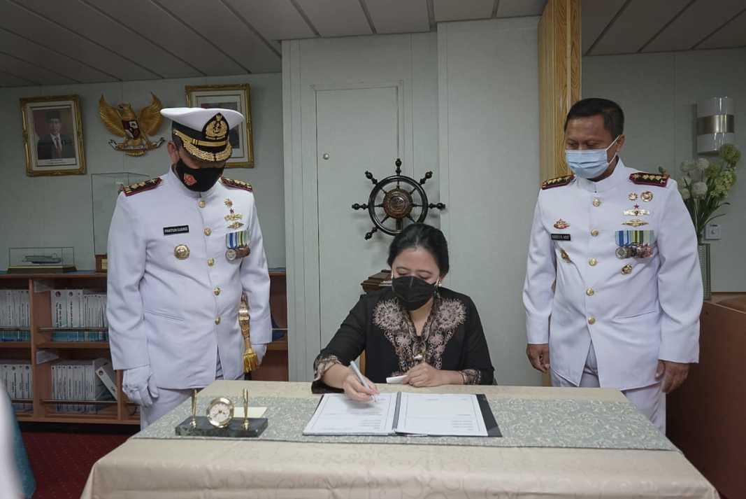 Peringati Hari Pahlawan, Puan Pimpin Tabur Bunga dari Atas KRI