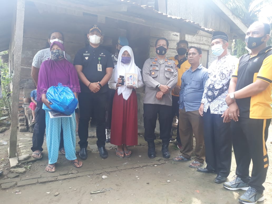 Di Tengah Covid-19, Kapolsek Bersama Camat Hinai Hadiahkan Android Bagi Siswa Berprestasi