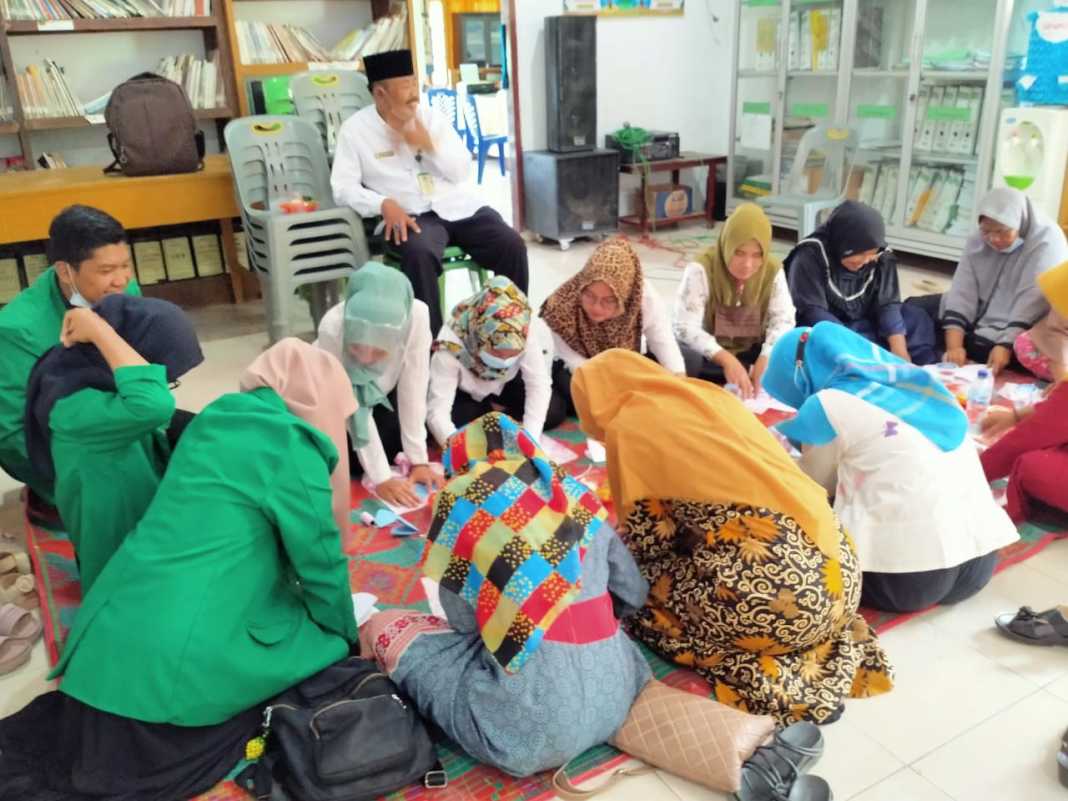 Mahasiswa KKN Unimal, Melakukan Pemberdayaan Perempuan Melalui Pembuatan Masker