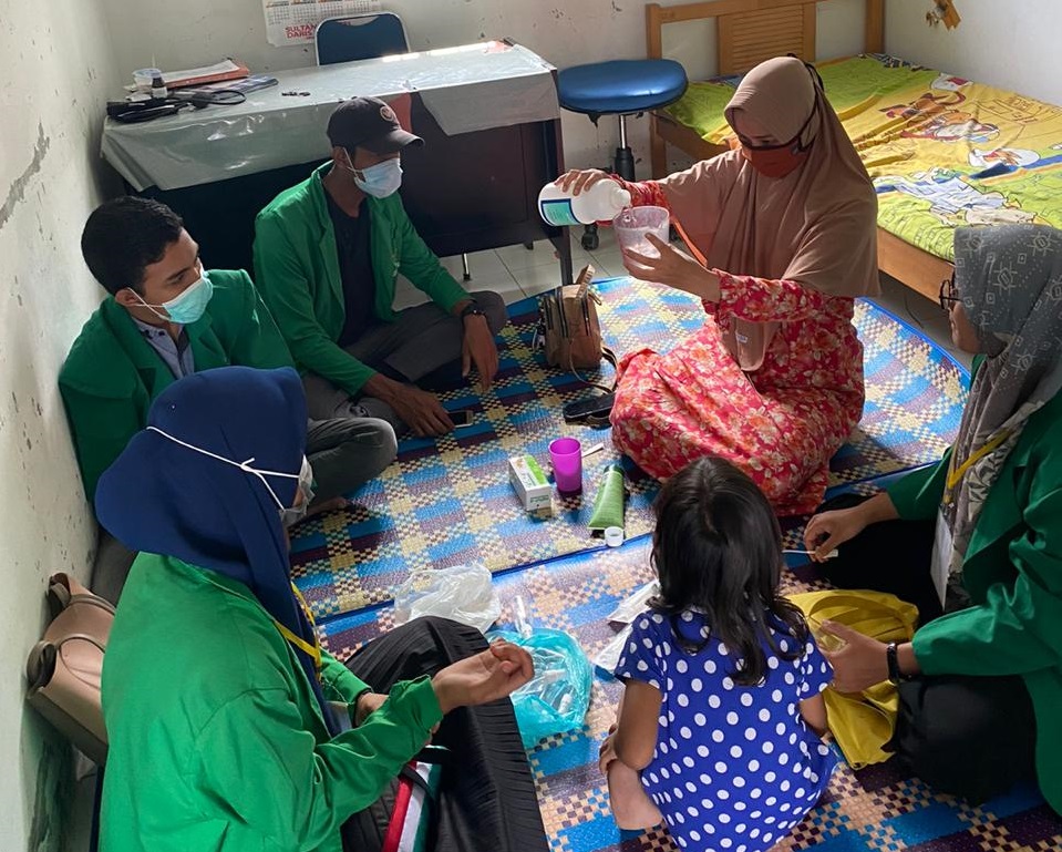 Mahasiswa KKN Unimal, Membuat Hand Sanitizer Bersama Bidan Desa