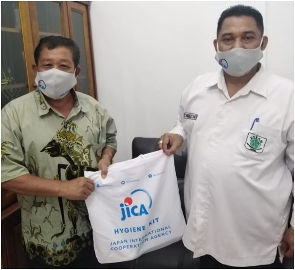 Rektor Unsam Langsa dan Ketua Covid-19 Hasan memperlihatkan bantuan dari Pemerintah Jepang