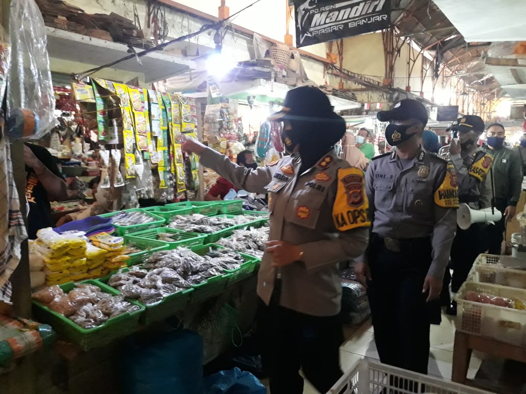 Kapolres Banjar, Jalan Kaki Keliling Pertokoan Sampaikan Imbauan Protokol Kesehatan