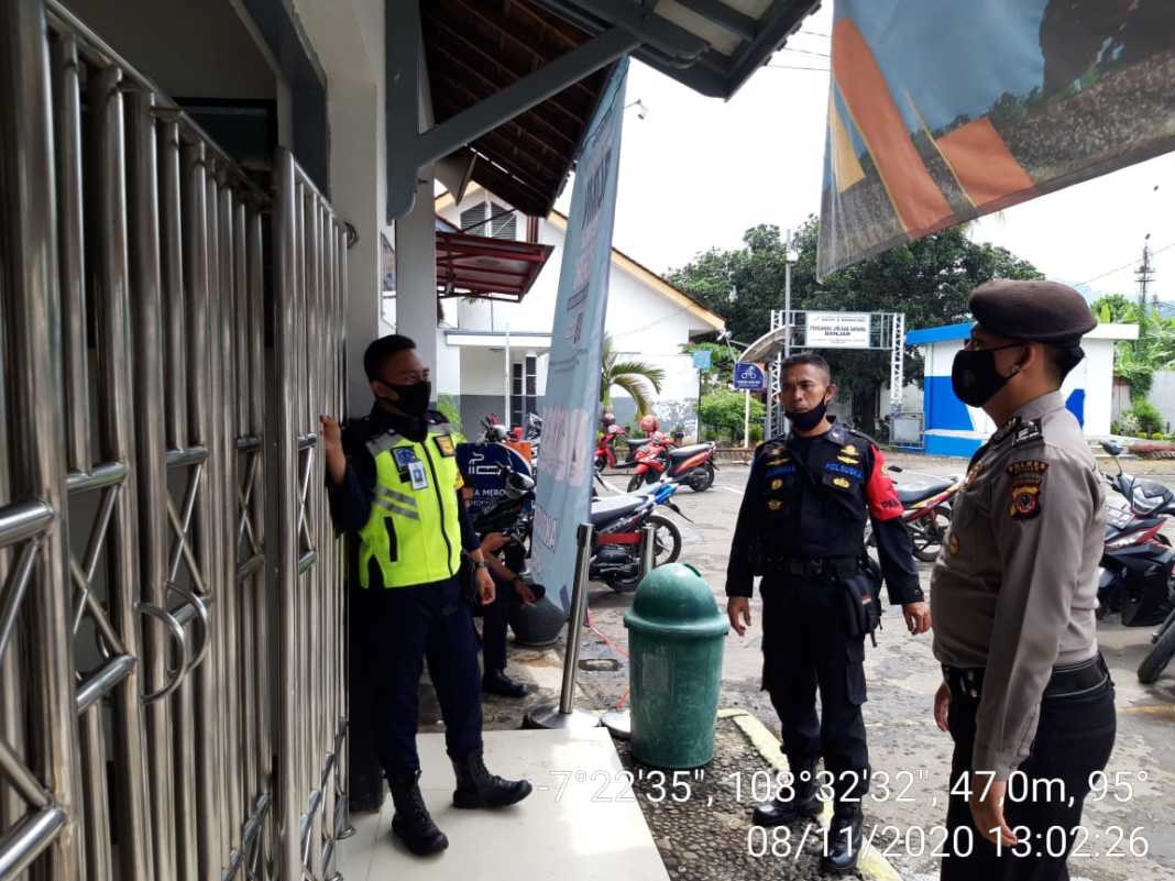 Polres Banjar, Patroli dan Pantau Situasi Stasiun Kreta Api Serta Beri Imbauan Protokol Kesehatan