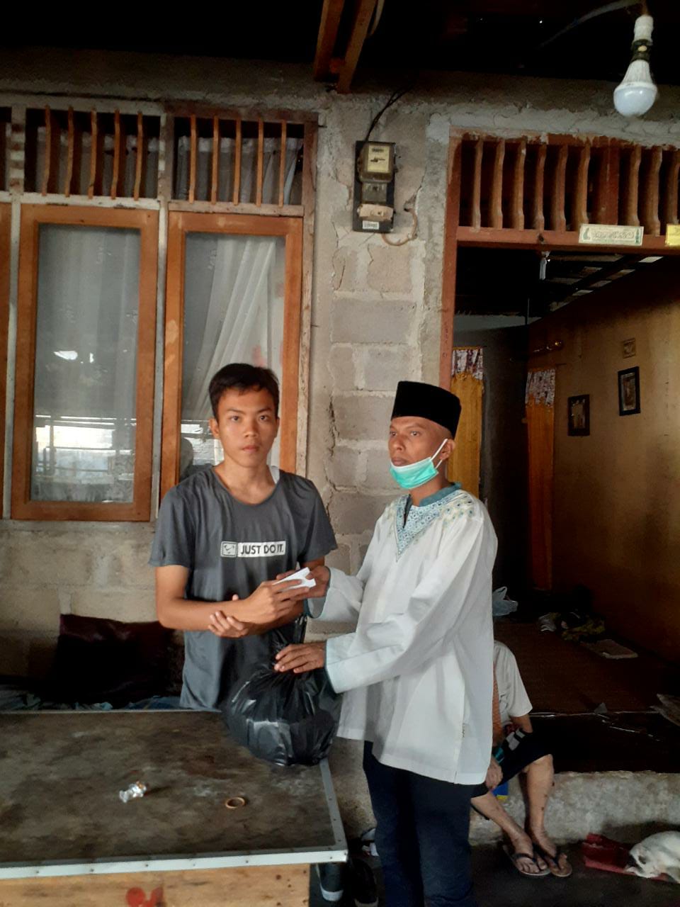 Mr. Oday Memberikan Sedikit Rezeki Kepada Aktifis Ali Akbar Zega