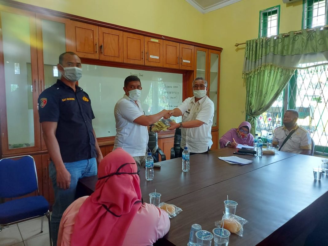 Dinas Sosial Sergai Serahkan Sebanyak 99 Kartu Keluarga Sejahtera Kepada Penerima Manfaat di Sergai